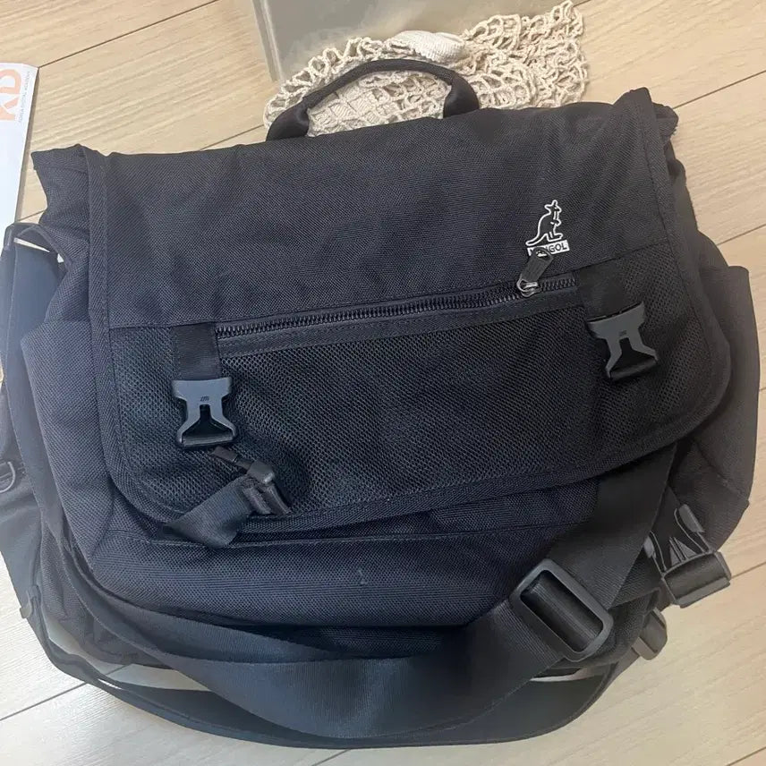 [BUNJANG] Kangol Messenger Bag Black / 캉골 메신저백