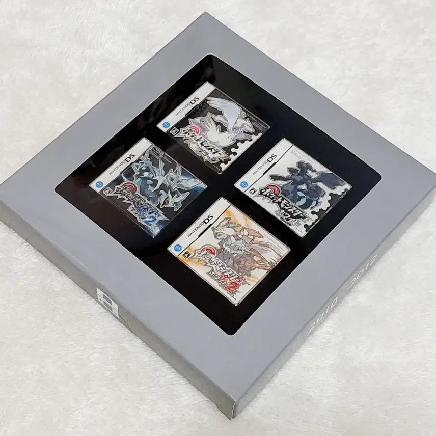 [BUNJANG] Pokemon Center 30th Anniversary Cartridge Game Pack Black White Pins / 포켓몬스터 포케센 30주년 카트리지 게임팩 패키지 블랙 화이트 핀즈