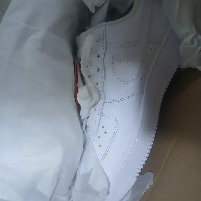 [BUNJANG] Nike Air Force 1 Low White Sneakers (245) / 에어포스 로우 화이트 새상품 245