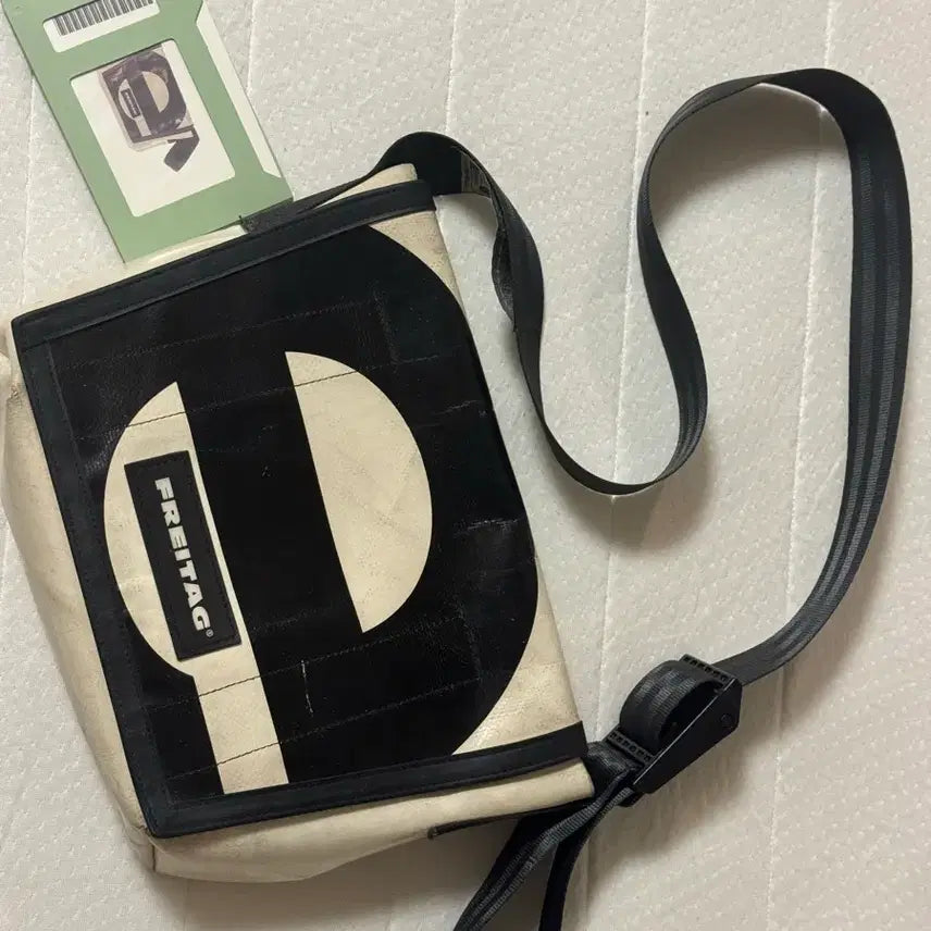 [BUNJANG] Freitag Ramsay Crossbody Bag White/Black Initial E Mint Tag / 프라이탁 라씨 흰검 검흰 이니셜 e 민트택