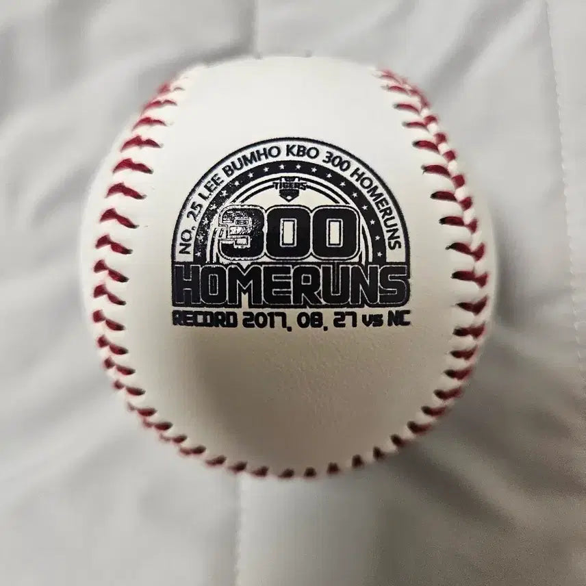 [BUNJANG] Kia Tigers Lee Beom-ho Autographed 300 Home Run Baseball / 기아 타이거즈 이범호 300홈런 친필 싸인볼