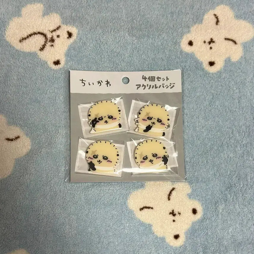 [BUNJANG] Chiikawa Acrylic Badge "V" Racco / 치이카와 아크릴 뱃지 브이 랏코