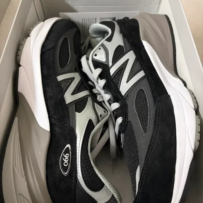 [BUNJANG] New Balance 990v6 Sneakers (Women's 270 / Men's 265) / 뉴발란스990v6 270mm