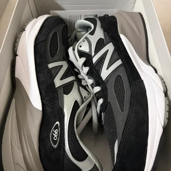 [BUNJANG] New Balance 990v6 Sneakers (Women's 270 / Men's 265) / 뉴발란스990v6 270mm