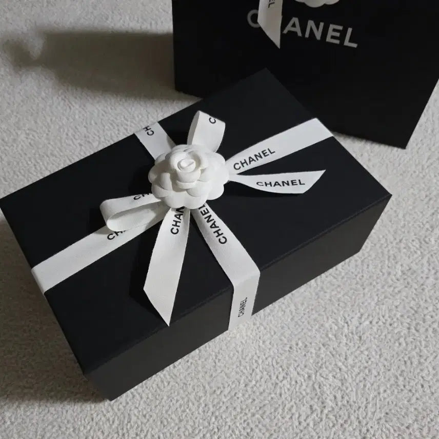 [BUNJANG] Chanel Bag Box with Shopping Bag, Camellia, Ribbon, and Booklet / 샤넬 가방박스 (29.5x18.5x11) 쇼핑백 @ 샤넬박스
