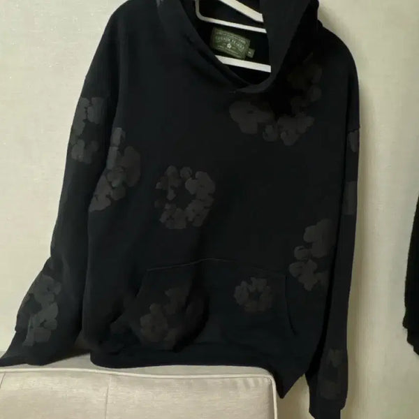 [BUNJANG] Denim Tears Mono Cotton Wreath Sweatshirt Black / 데님 티어스 모노 코튼 리쓰 스웨트셔츠 블랙