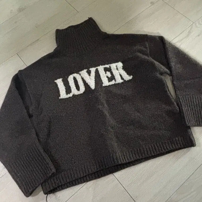 [BUNJANG] Rubber Lettering High-Neck Knit / 러버 레터링 하이넥 니트