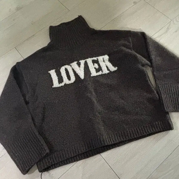 [BUNJANG] Rubber Lettering High-Neck Knit / 러버 레터링 하이넥 니트