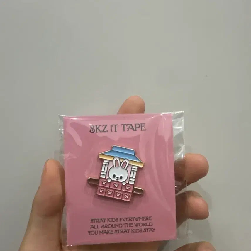 [BUNJANG] Stray Kids SKZOO DO IT! Rabbit Ribbit Enamel Pin (Sealed) / 미개봉 원가양도 스키즈 스키주 두잇 뱃지 리노 리빗