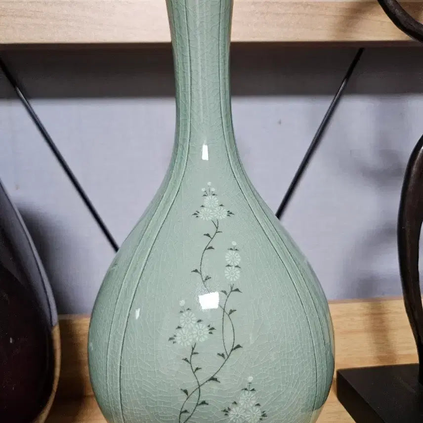 [BUNJANG] Donggok Kim Jung-mook Celadon Chrysanthemum Vase / 청자상감국화문주병 동곡 김정묵 진품 도자기 팝니다