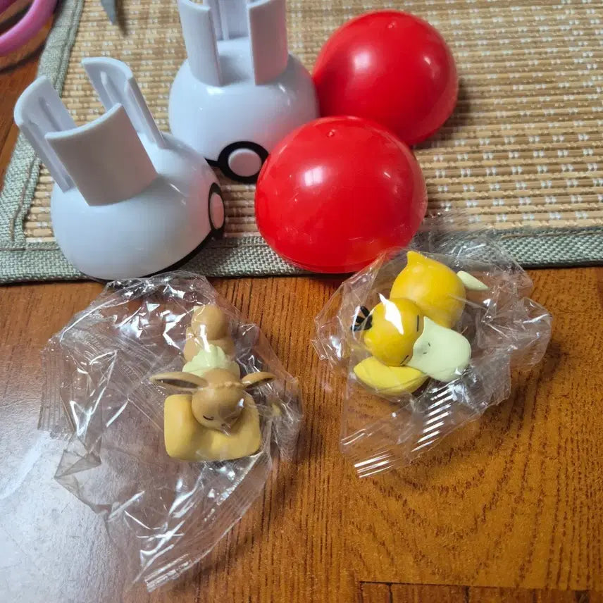 [BUNJANG] Pokemon Monster Ball Drink Figure - Eevee & Psyduck / 포켓몬 몬스터볼 음료수 이브이,고라파덕