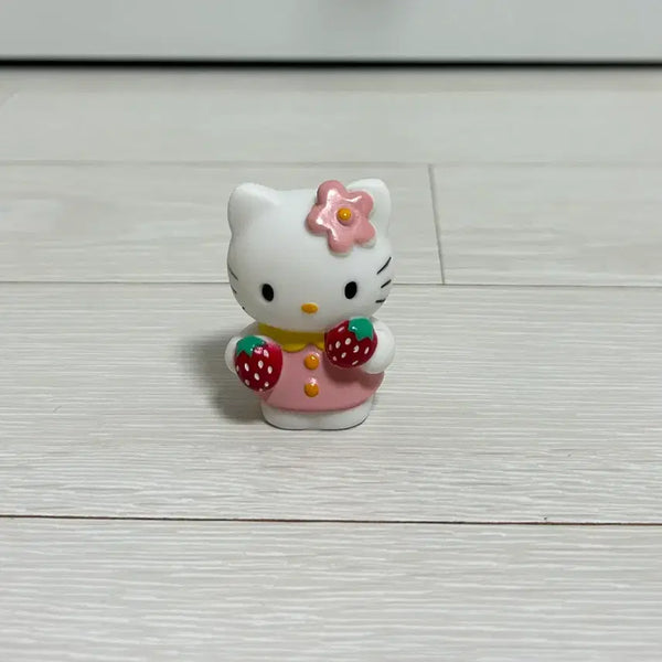 [BUNJANG] Hello Kitty Soft Vinyl Figure - Fruit Version (Strawberry) / 헬로키티 소프비 피규어 과일 버전 딸기 고전문구