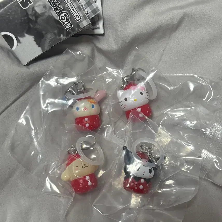 [BUNJANG] Sanrio Characters (Usahana, Hello Kitty, Pompompurin, Kuromi) Strawberry Gacha / 우사하나 헬로키티 폼폼푸린 쿠로미 딸기 메지루시 가챠