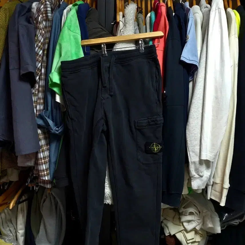 [BUNJANG] Stone Island Badge Logo Jogger Pants Black / 스톤아일랜드 와펜 조거 팬츠 블랙 신형큐알 백화점판 L