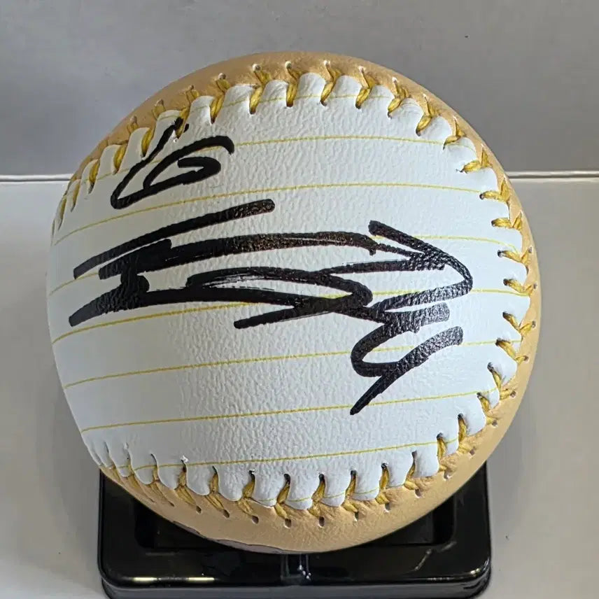 [BUNJANG] Shin Min-jae LG Twins Signed Baseball / 신민재 LG 마루는강쥐2 싸인볼