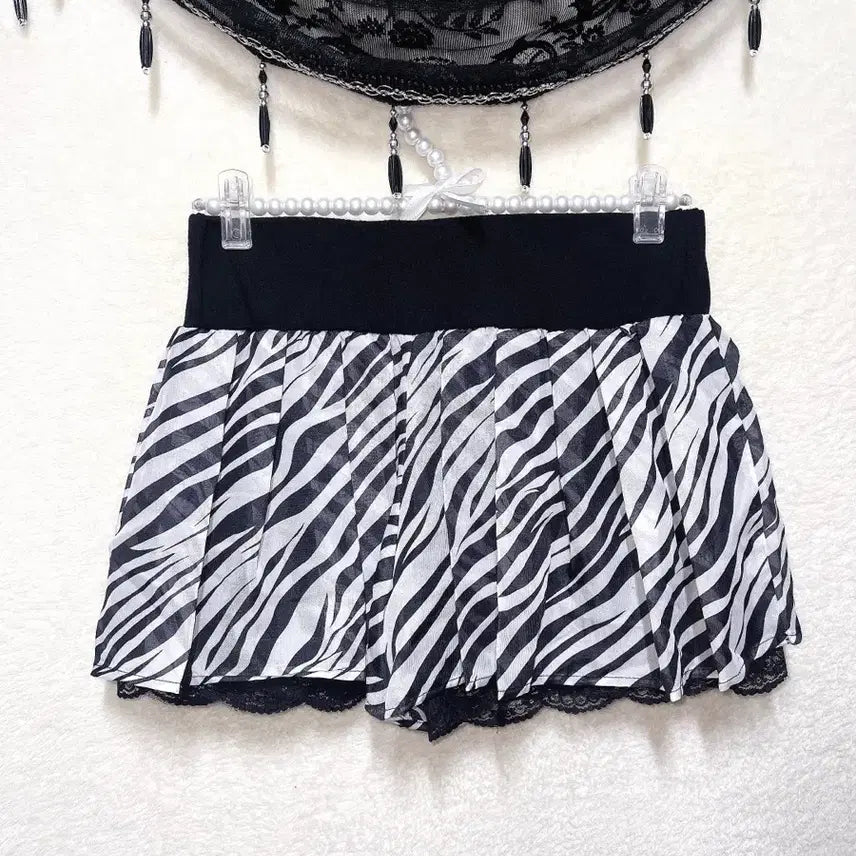 [BUNJANG] Zebra Lace Pleats Culotte Shorts / 지브라 레이스 플리츠 큐롯팬츠 반바지 오네갸루 펑크 키치 y2k 와투케