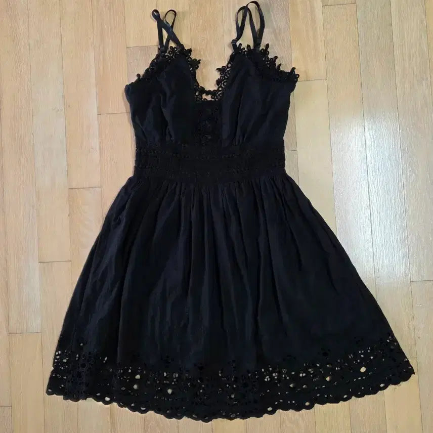 [BUNJANG] Want4ever Black Lace Camisole Mini Dress with Punching Detail (Size S) / want4ever 블랙 레이스 끈나시 원피스 펀칭 미니원피스 s