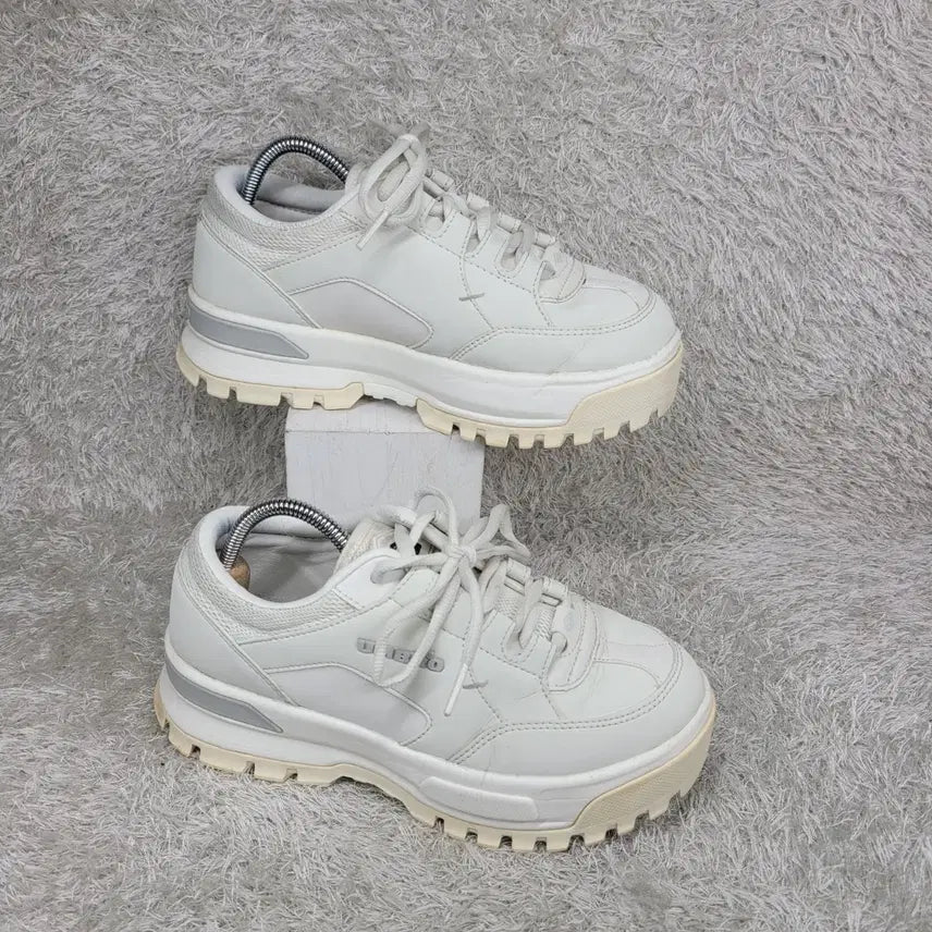 [BUNJANG] Umbro Bucket Light Ivory Sneakers / 구제짱짱맨 240 엄브로 버키 라이트 아이보리 스니커즈