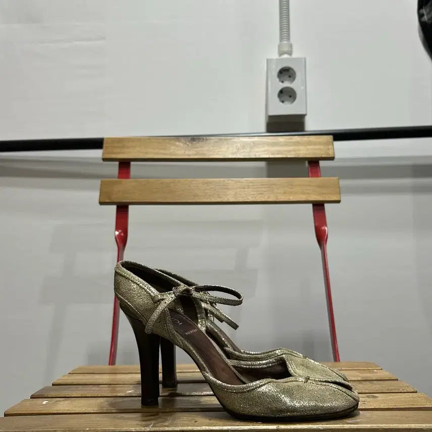 [BUNJANG] Fendi Vintage Metallic Gold Ankle Strap Pumps / 245) 펜디 구두 빈티지 메탈릭 골드 안클 스트랩 펌프스