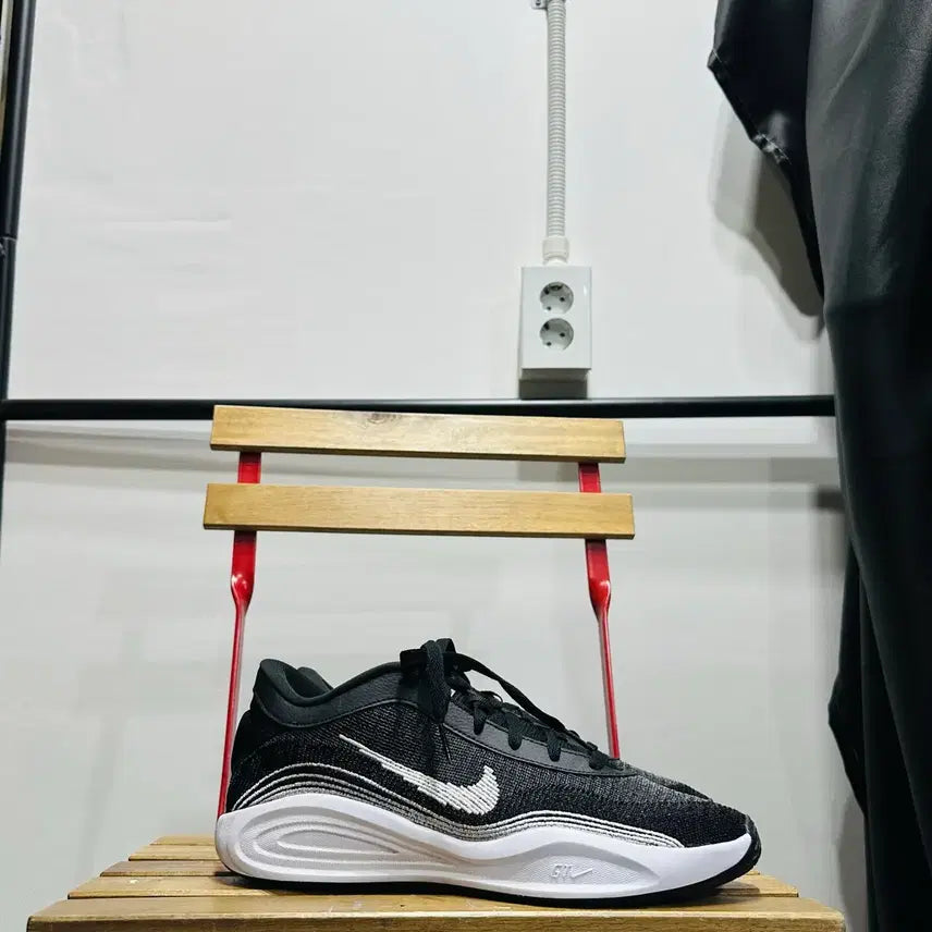 [BUNJANG] Nike G.T. Hustle Men's Basketball Shoes White Black / 285) 나이키 운동화 남성 남자 신발 G.T. 허슬 화이트 블랙 농구화
