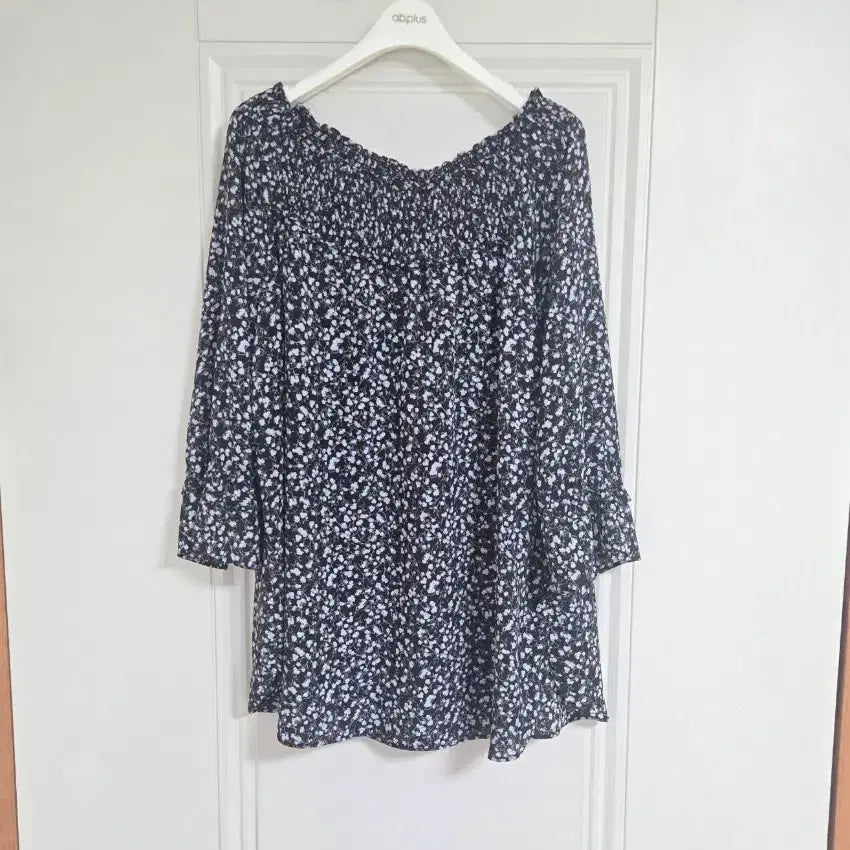 [BUNJANG] Brand Off-Shoulder Blouse with Floral Pattern and Ruffle Sleeves / List 오프숄더 블라우스