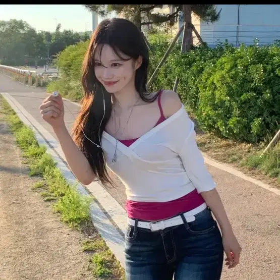 [BUNJANG] Dayrose White Off-Shoulder Cropped Fair Deep V-Neck Top / 데이로제 화이트 오프숄더 크롭 페어 딥 브이넥