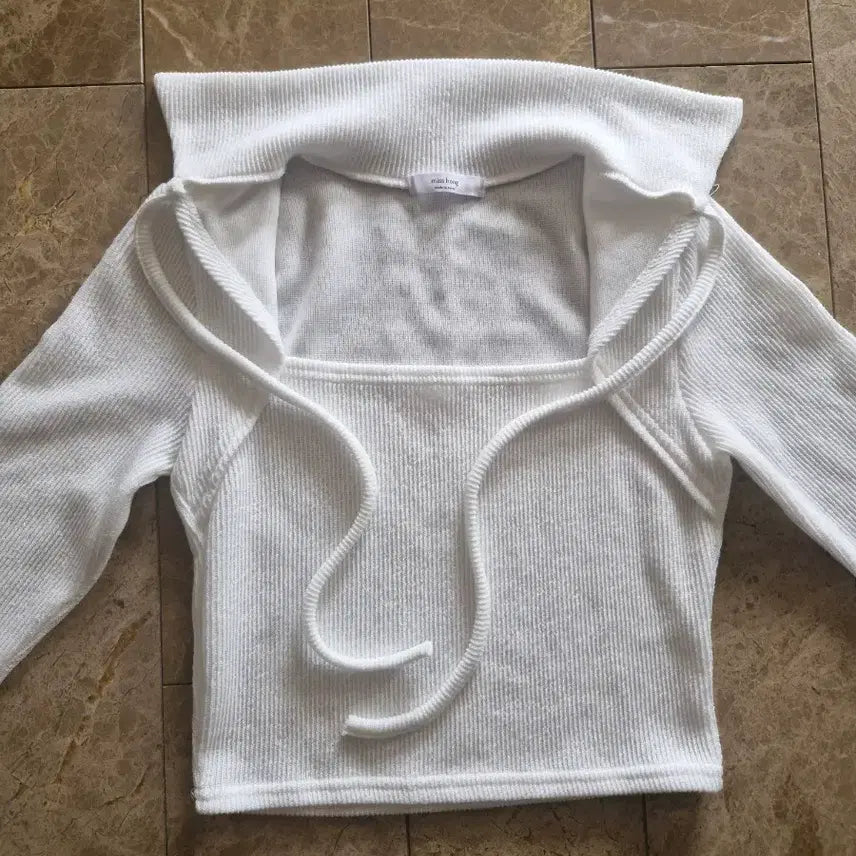 [BUNJANG] White Off-Shoulder Ribbon Collar Crop Knit / 화이트 오프숄더 끈 리본 카라 크롭 니트