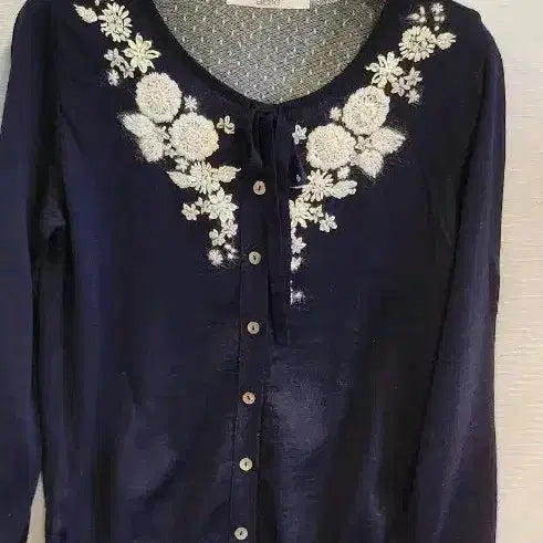 [BUNJANG] BCBG Embroidered Cardigan / BCBG 손자수 가디건입니다