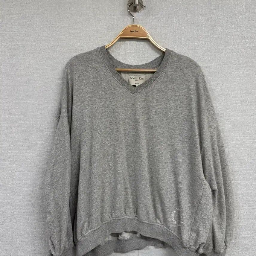 [BUNJANG] Matinkim V-Neck Puckering Sweatshirt / 마뗑킴 브이넥 퍼커링 스웨트셔츠 맨투맨
