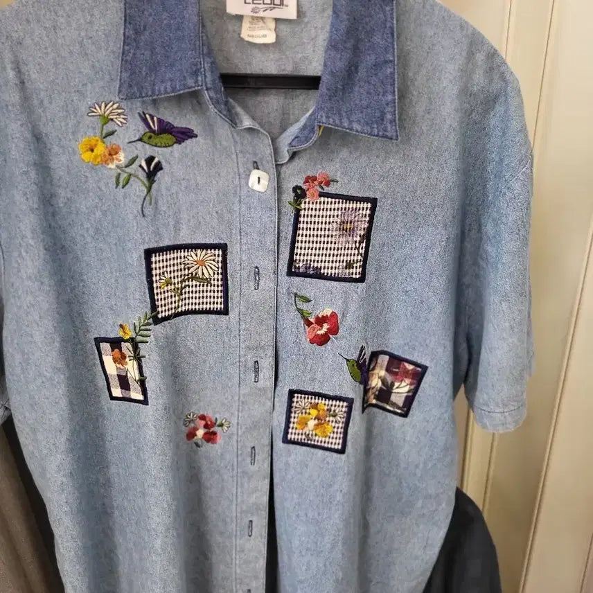 [BUNJANG] Teddy Embroidered Floral Denim Shirt / 테디 청바지 셔츠 자수 꽃