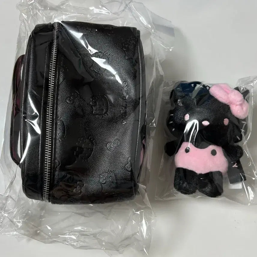[BUNJANG] WakeMake x Hello Kitty Leather Pouch and Doll Keyring Set / [웨이크메이크x헬로키티]레더 파우치, 헬로키티 인형키링 새상품
