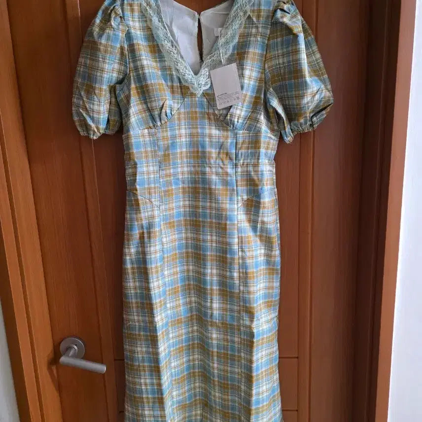 [BUNJANG] Checkered Long Dress with Neck Lace and Puff Sleeves / (새상품)  목 레이스& 어깨 퍼프소매 체크무늬 롱 원피스(55까지)