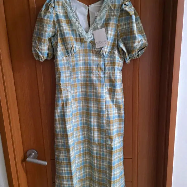 [BUNJANG] Checkered Long Dress with Neck Lace and Puff Sleeves / (새상품)  목 레이스& 어깨 퍼프소매 체크무늬 롱 원피스(55까지)