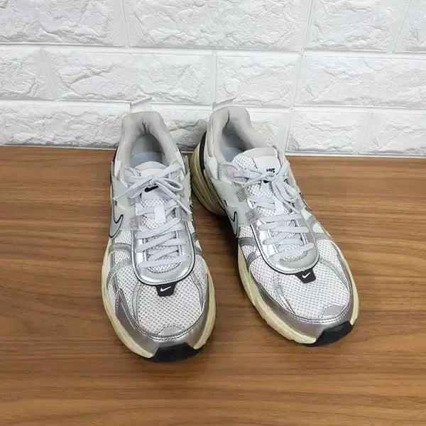 [BUNJANG] Nike V2K Run Summit White Metallic Silver Men's Sneakers (260mm) / 나이키 운동화 남성260 (V2K 런 서밋 화이트 메탈릭실버 FD0736