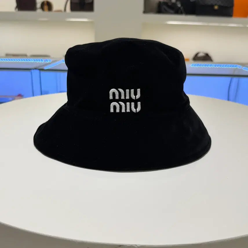 [BUNJANG] Miu Miu Velvet Bucket Hat Black White / 미우미우 벨벳 버킷햇 블랙 화이트