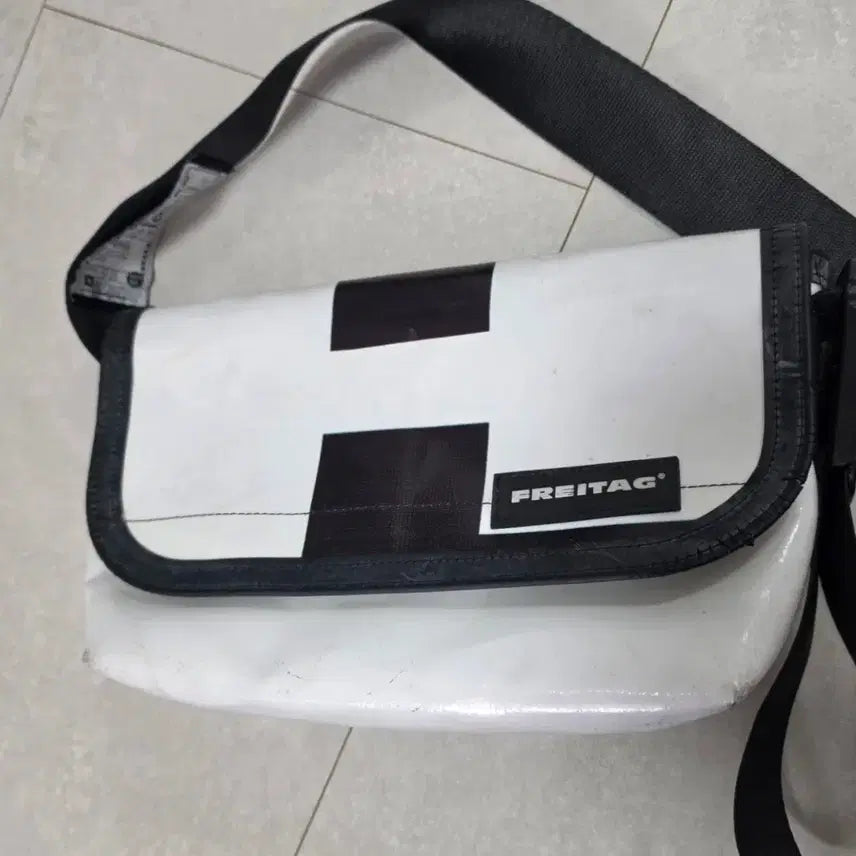 [BUNJANG] Freitag Hawaii Five-O H Logo Black White Messenger Bag / 프라이탁 하와이파이브오 H 블랙화이트