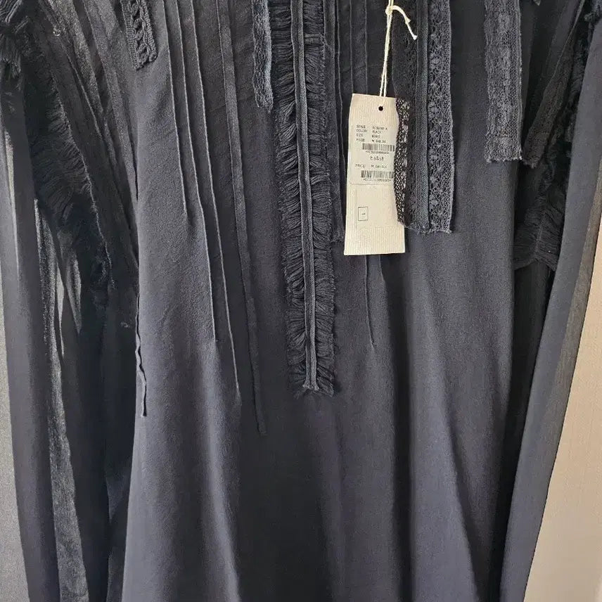 [BUNJANG] Black Silk Blouse with Ruffle Detail / 바엔쉬프릴 장식 블랙 실크 블라우스