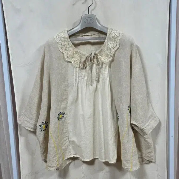[BUNJANG] Linen Lace Collar Embroidered Blouse / 고급스러운린넨루즈핏레이스카라자수블라우스(free)