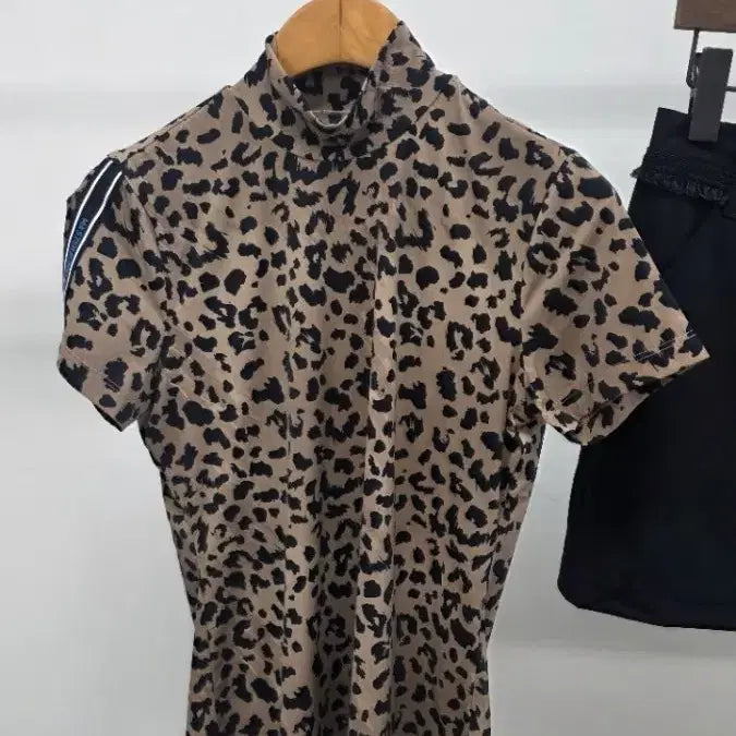 [BUNJANG] Master Bunny Edition Leopard Pattern Cool Touch High Neck Top / (@땡처리)버니 레오파드 패턴 냉감 하이넥 0(85)