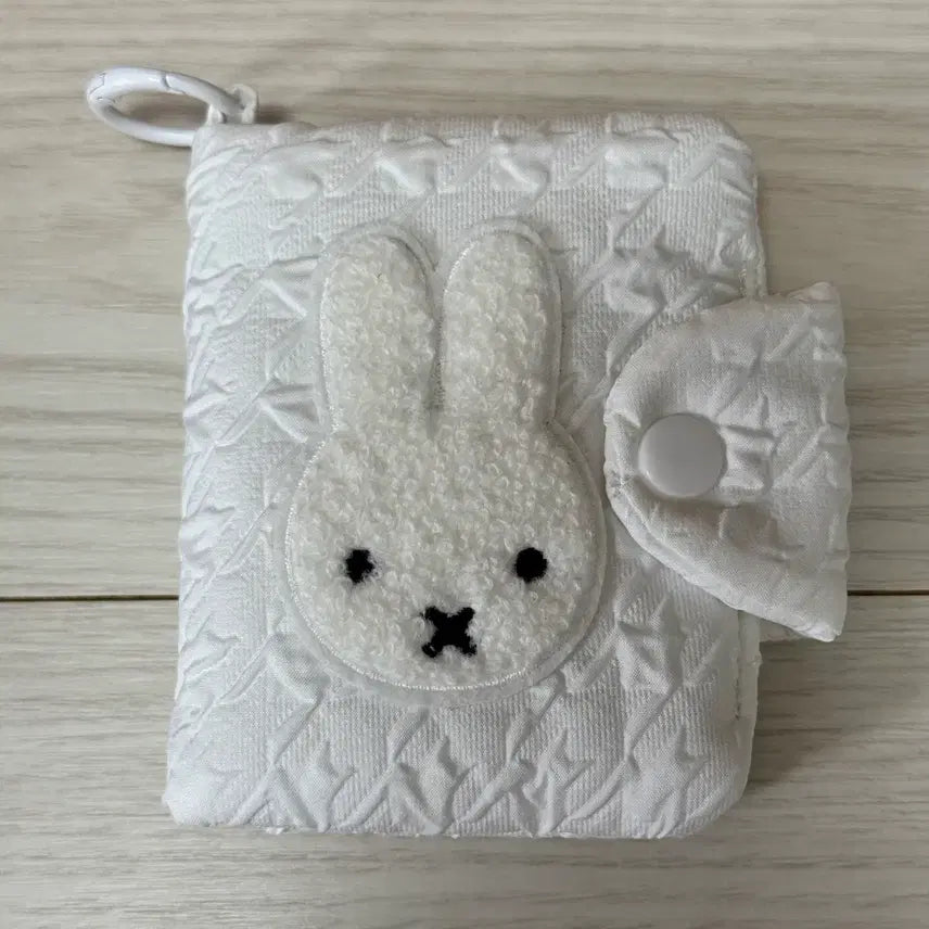 [BUNJANG] Miffy White Pattern Quilting Bifold Wallet / 미피 화이트 패턴 퀼팅 반지갑