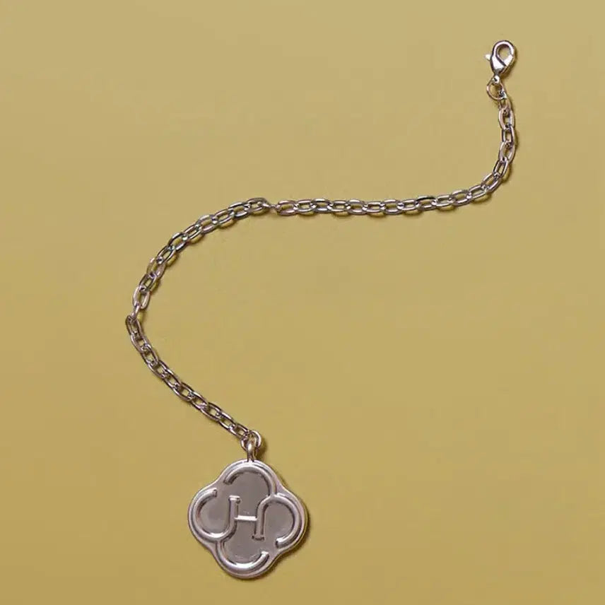 [BUNJANG] Hyeri Signature Logo Charm / 히어리 시그니처 로고 참