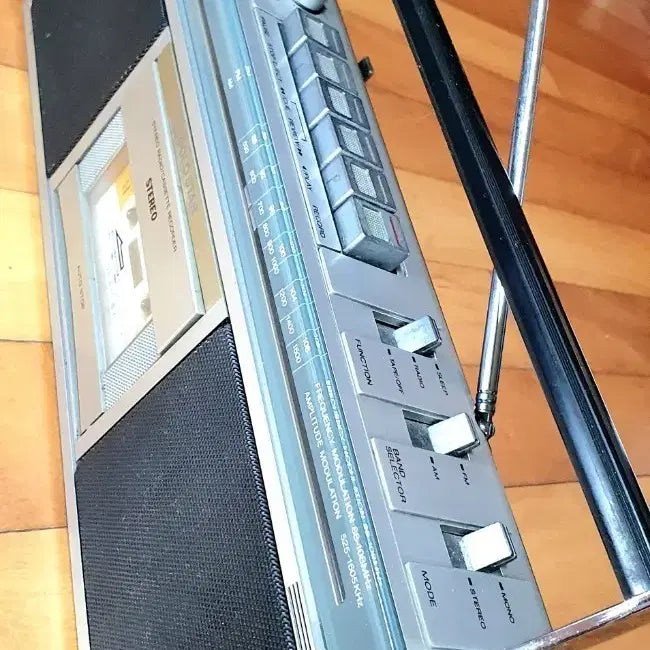 [BUNJANG] GoldStar TSR-601 Vintage Cassette Radio / 금성사 빈티지 카세트 라디오