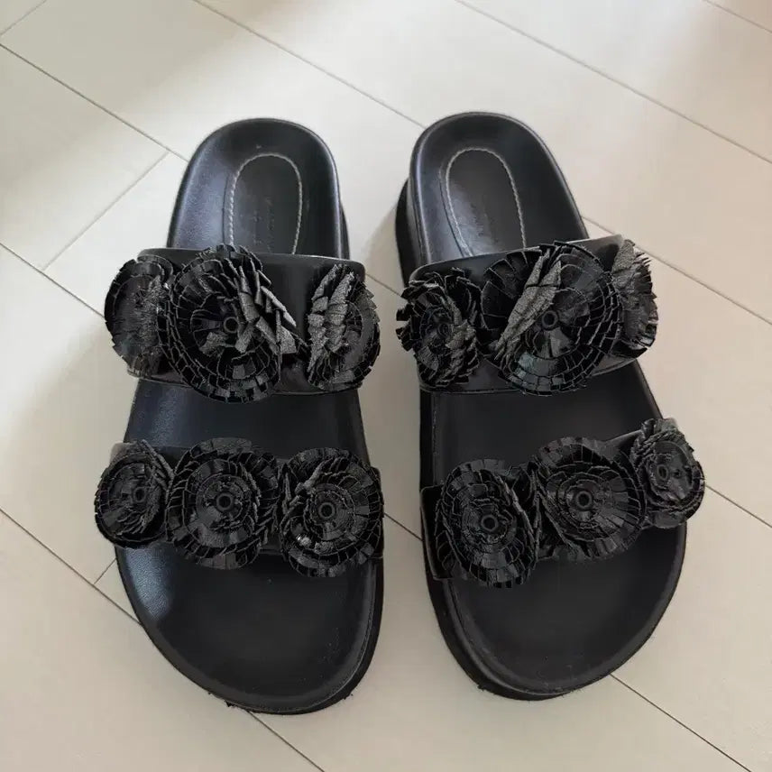 [BUNJANG] Suecommann Bone Flower Decorated Slippers (Size 250) / 슈콤마보니 슬리퍼380 (250)