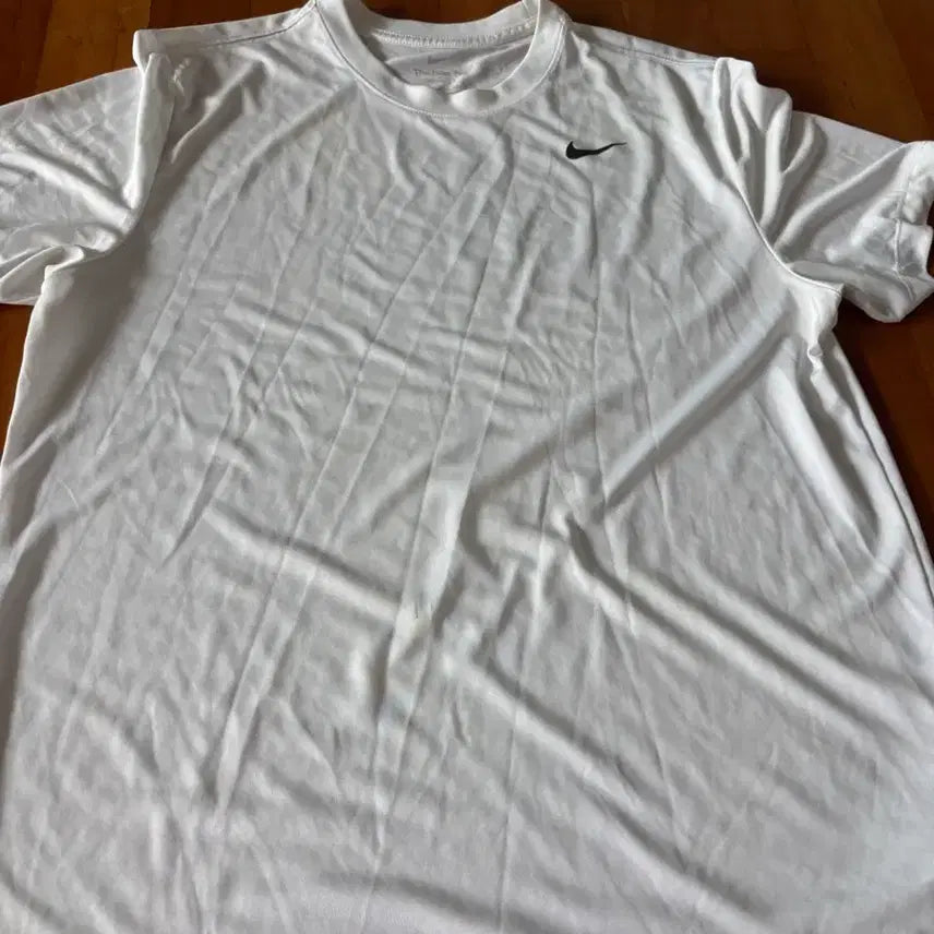 [BUNJANG] Nike Dry-Fit White T-Shirt / 나이키 화이트 드라이핏 반팔 상태 좋아요. 105사이즈 16.900원.