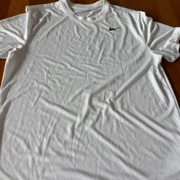 [BUNJANG] Nike Dry-Fit White T-Shirt / 나이키 화이트 드라이핏 반팔 상태 좋아요. 105사이즈 16.900원.