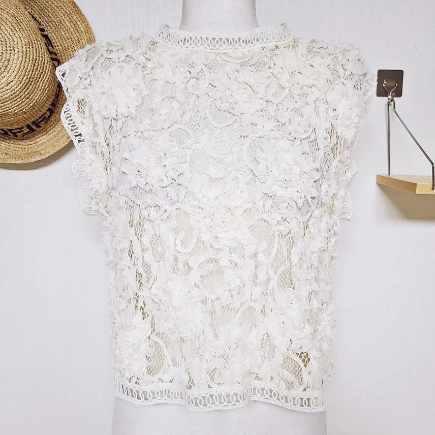 [BUNJANG] Floral Cord Lace Punching Blouse - Ivory / 입체플로럴 코드레이스 펀칭 블라우스 55 66 아이보리