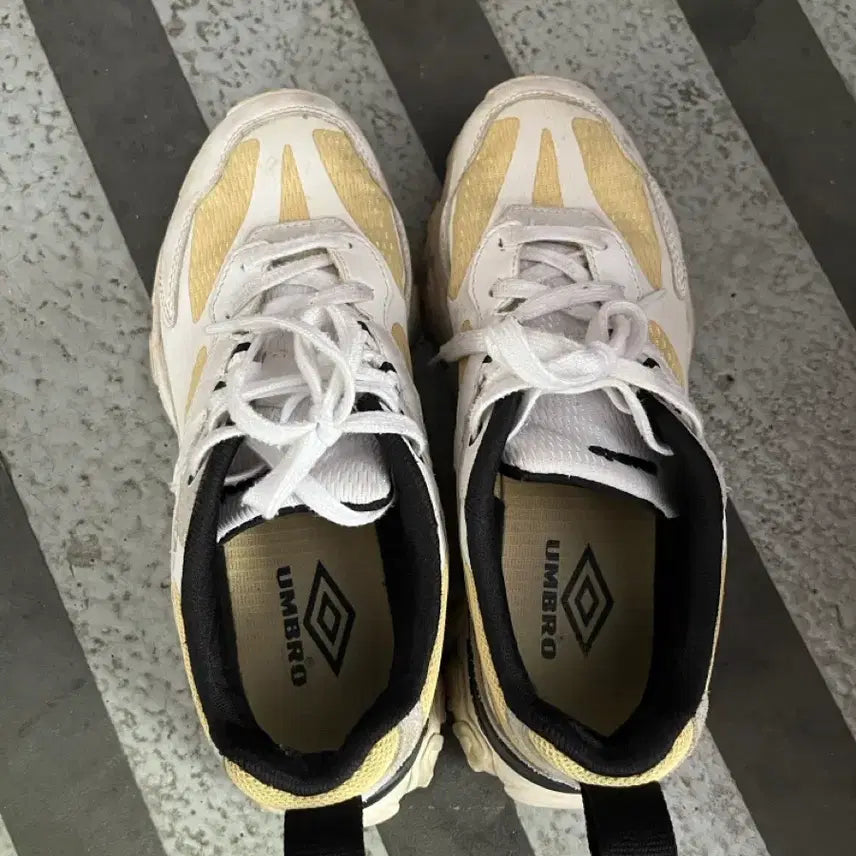 [BUNJANG] Umbro White Yellow Sneakers 240mm / 엄브로 화이트 옐로우 운동화 240