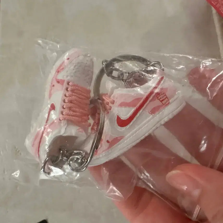 [BUNJANG] Nike Shoe Keychain (Strawberry Milk) / 나이키 신발 키링(딸기우유)
