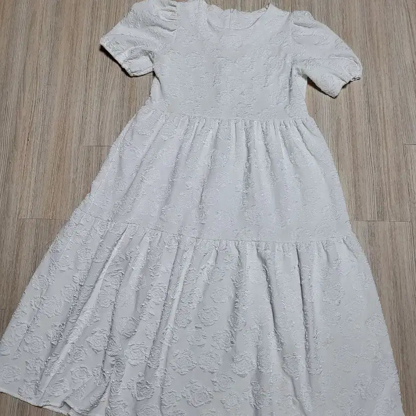 [BUNJANG] White Floral Embossed Dress / 하얀색 꽃무늬 엠보싱 원피스