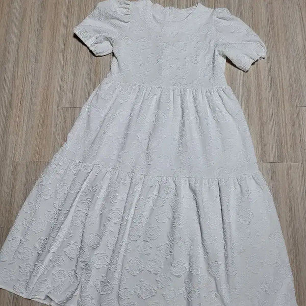 [BUNJANG] White Floral Embossed Dress / 하얀색 꽃무늬 엠보싱 원피스